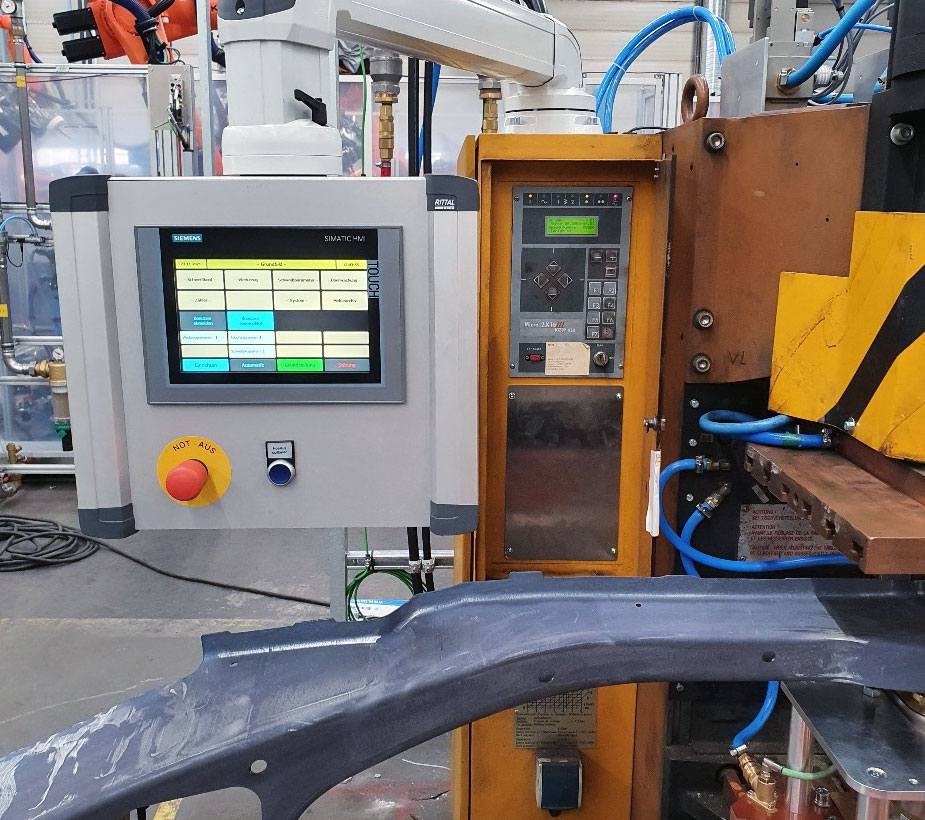 Modernisierte Industrieanlage mit nachgerüstetem Siemens-Touchpanel und Not-Aus-Taster