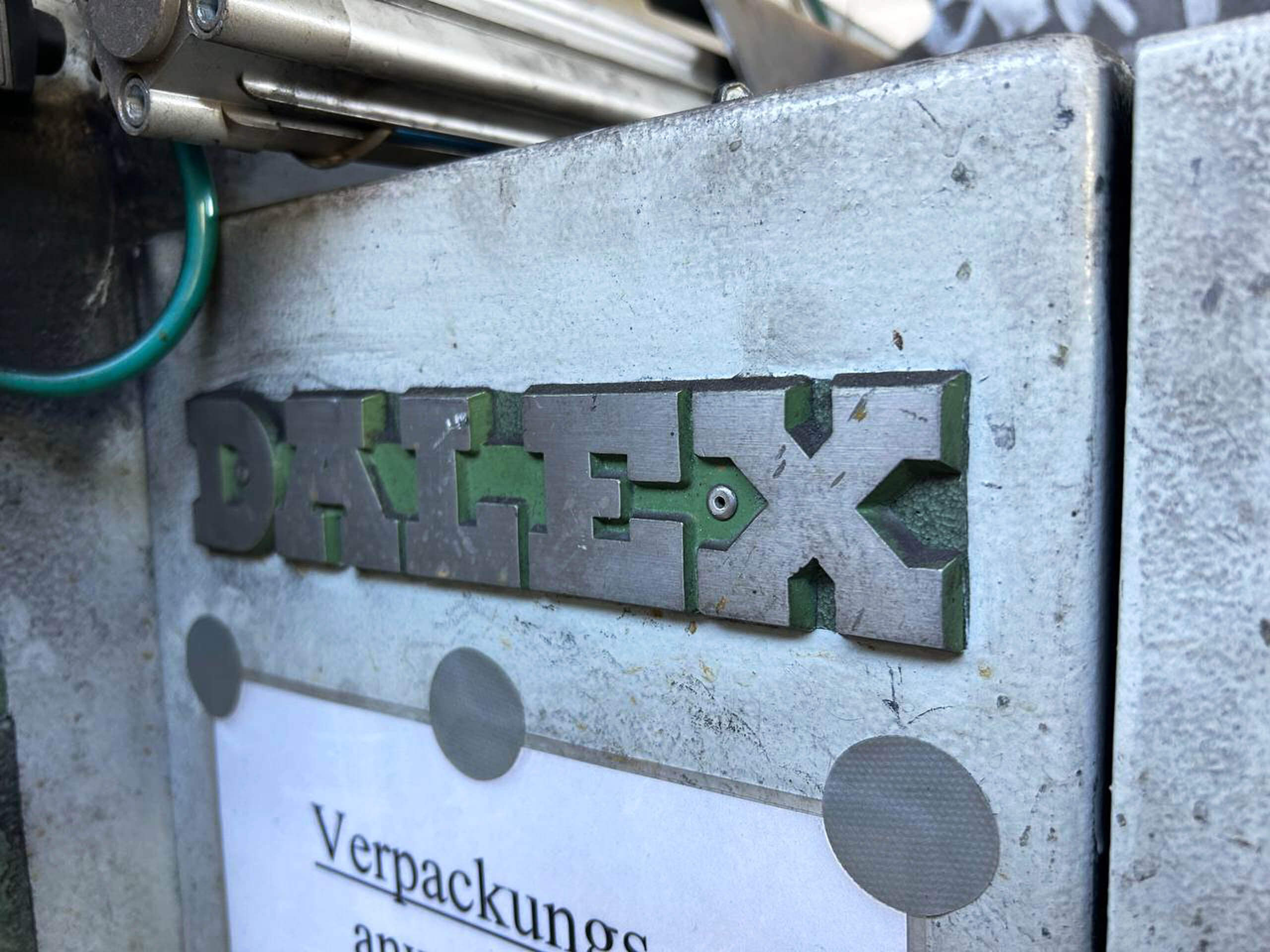 Typenschild „DALEX“ an einer älteren Industriemaschine